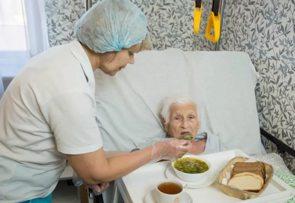 Санаторий для людей с деменцией. Кормление пациента. Питание больных. Питание тяжелобольного пациента. Питание пожилых лежачих людей.