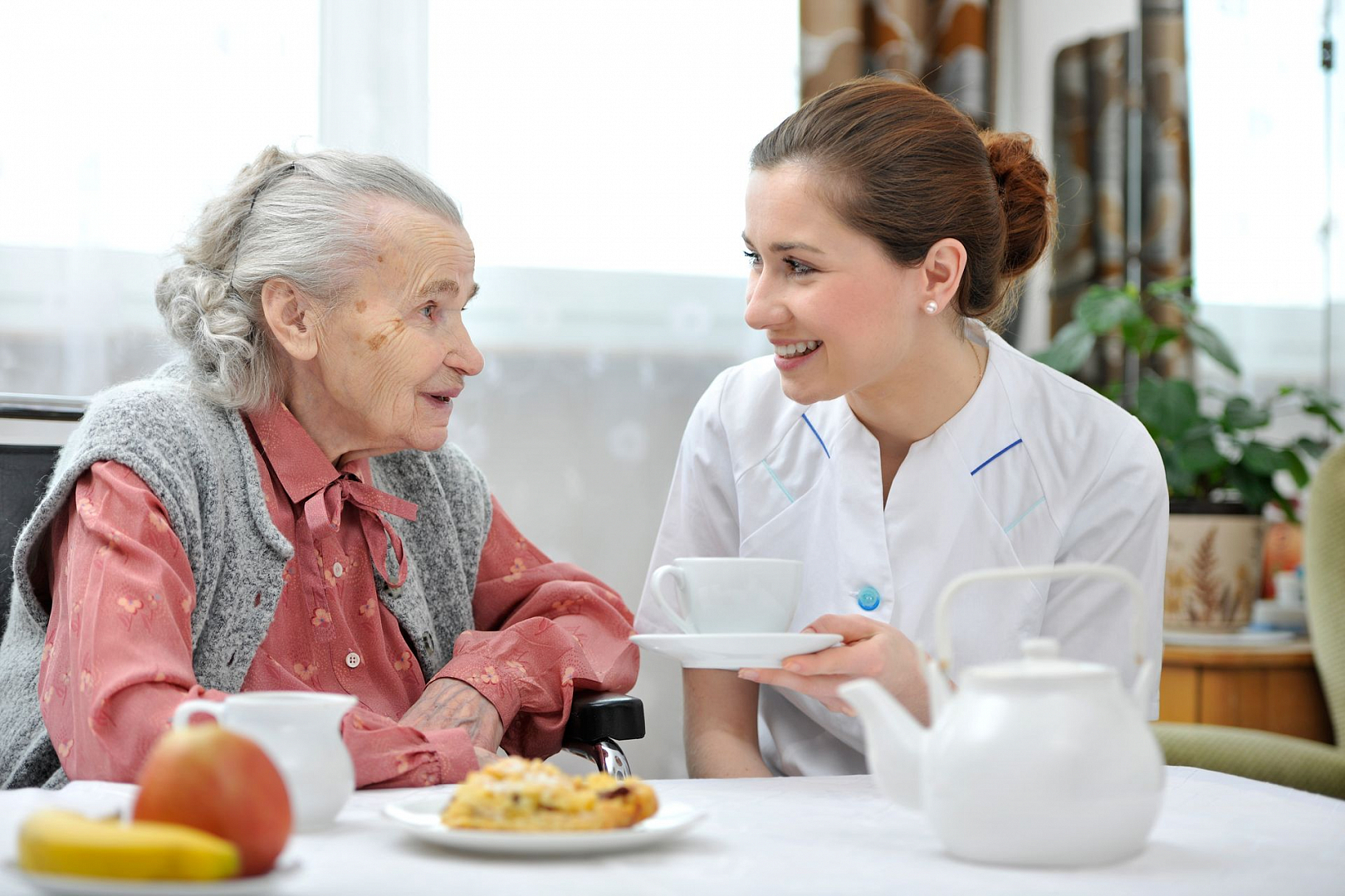Дома для престарелых и инвалидов "Времена года" специализируются на квалифицированном уходе и присмотре за пожилыми людьми. Наш дружелюбный коллектив окружит заботой и вниманием вашего пожилого родственника, даст уверенность в завтрашнем дне. Если вашим родителям, бабушке или дедушке нужен присмотр и уход в связи с ухудшением здоровья, устройте его в пансионат для престарелых "Времена года" в Подгоренском. Пансионат для пожилых с Альцгеймером Болезнь Альцгеймера возникает у пожилых людей. Она вызывает проблемы с памятью, мышлением и поведением. За престарелым с этим заболеванием нужен круглосуточный уход и присмотр. Его нельзя оставлять самого, так как это может стоить старику здоровья и жизни. Для пожилых с Альцгеймером в частном доме престарелых в Подгоренском работают профессиональные сиделки, которые помогают пожилым людям одеваться, есть, мыться. Они следят за изменениями в поведении престарелых и при необходимости рекомендуют привлекать психологов из медицинского центра. Сестры милосердия сопровождают подопечных на прогулке, выслушивают стариков. Это очень помогает их расслабить, дает чувство дружеской поддержки. Пансионаты для престарелых недорого Люди часто думают, что определить пенсионера в дом-интернат для престарелых и инвалидов — это дорого. Но если вы посмотрите сколько времени, сил и средств нужно потратить, чтобы ухаживать за пожилым родственником дома, то поймете на сколько дом престарелых — лучше по всем параметрам. Частный пансионат для пожилых людей "Времена года" в Подгоренском оказывает помощь всем, кто в ней нуждается. Но стоимость наших услуг зависит от нескольких фактор: 1.	Размещение. Если вы хотите, чтобы ваш пожилой родственник жил в одноместном VIP номере с личным санузлом, личной сиделкой, которая будет присматривать и ухаживать только за ним, то и стоимость будет высокой. 2.	Уход. Если вашем пожилой родственник тяжело болен, ему нужен постоянный уход и контроль, но он заселяется в двухместный, трехместный или четырехместный номер, то стоимость услуг будет средней. 3.	Общение. Если глав