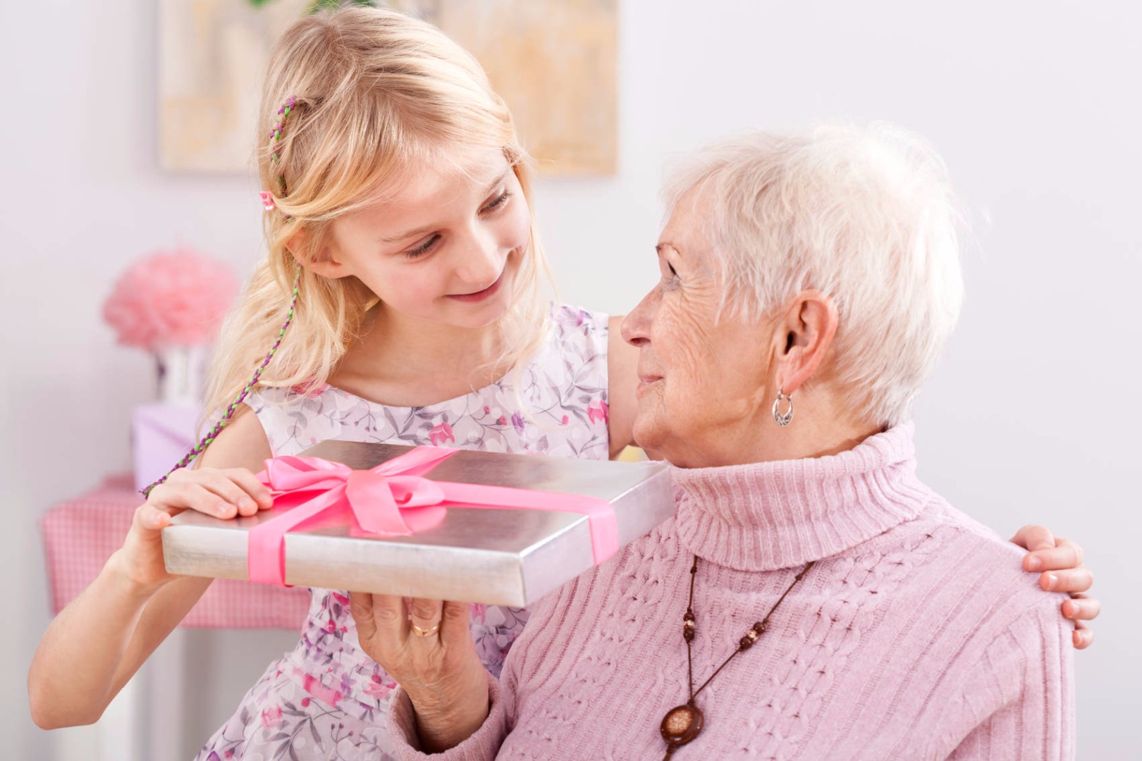 Что подарить пожилому человеку? | Сеть частных пансионатов для престарелых 